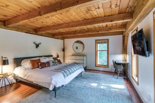1 dormitorio con cama y techo de madera en Beautiful chalet on 5 acres - 2 min to Village! Hot-Tub, Sauna, Fire Pit!, en Ellicottville