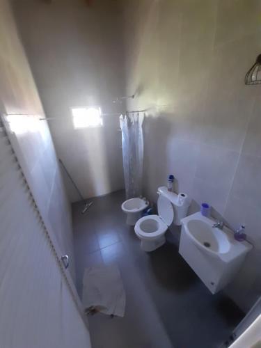 un bagno con due WC e un lavandino di La casona del Paso a Paso de la Patria