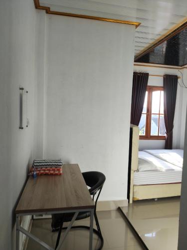 Ένα ή περισσότερα κρεβάτια σε δωμάτιο στο Penginapan Nurmega jaya