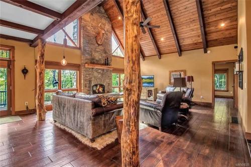 sala de estar con sofá y chimenea en Luxurious Chalet! Hot-tub, Bonfire & Ideal Location for Skiing & Town, en Ellicottville