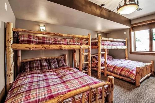 a bedroom with two bunk beds in a cabin at Luxurious Chalet! Hot-tub, Bonfire & Ideal Location for Skiing & Town in Ellicottville