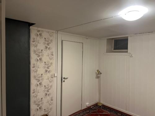 una stanza vuota con una porta e una finestra di Råstadveien 20 a Sandefjord