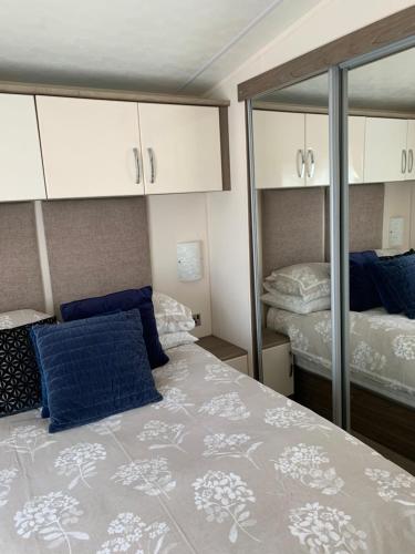 Llit o llits en una habitació de Aurora luxury beach lodge