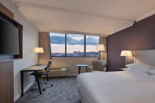 um quarto de hotel com uma cama, uma secretária e uma janela em Delta Hotels by Marriott Bristol City Centre em Bristol