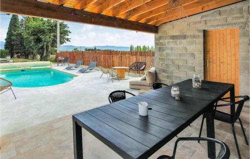 eine Terrasse mit Tisch und Swimmingpool in der Unterkunft Cozy Home In St Gervais Sur Roubion in Saint-Gervais-sur-Roubion