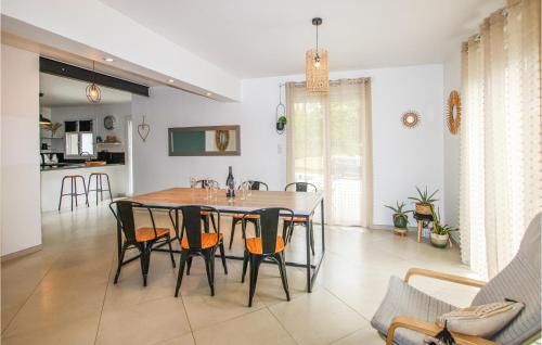 une cuisine et une salle à manger avec une table et des chaises dans l'établissement Cozy Home In St Gervais Sur Roubion, à Saint-Gervais-sur-Roubion