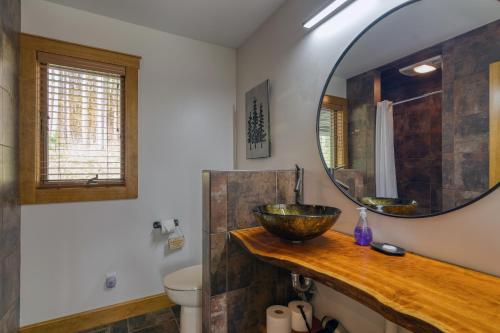 uma casa de banho com um lavatório e um espelho. em New & Stunning Chalet! Reno'd, Hot-Tub, Barrel Sauna, Slope Views, Fire Pit em Ellicottville