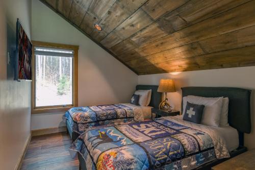 um quarto com 2 camas e uma janela em New & Stunning Chalet! Reno'd, Hot-Tub, Barrel Sauna, Slope Views, Fire Pit em Ellicottville