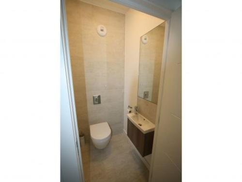 une salle de bain avec toilettes et lavabo dans l'établissement Appartement neuf et lumineux à Gérardmer, proche du lac - FR-1-589-88, à Gérardmer