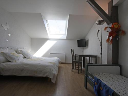 een slaapkamer met 2 bedden en een dakraam bij Gîte Granges-Aumontzey-Granges-sur-Vologne, 3 pièces, 5 personnes - FR-1-589-122 in Granges-sur-Vologne
