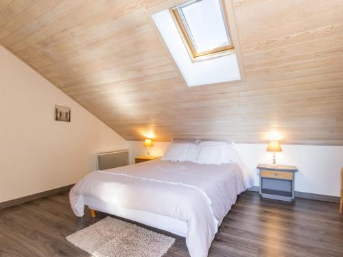Un pat sau paturi într-o cameră la Gîte Batz-sur-Mer, 2 pièces, 2 personnes - FR-1-306-1082