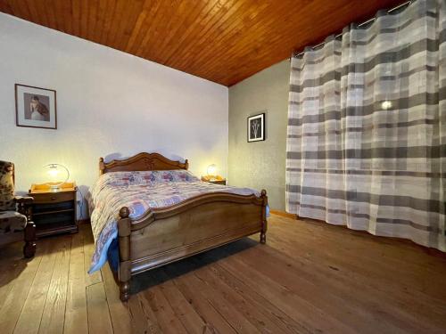 - une chambre avec un lit et un plafond en bois dans l'établissement Gîte Solignac-sur-Loire, 4 pièces, 6 personnes - FR-1-582-116, à Solignac-sur-Loire