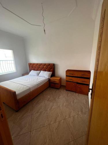 um quarto com uma cama e uma cómoda em Nouvel appartement idéal em Guercif