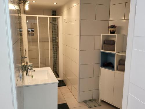 a bathroom with a sink and a shower at Apartamento Makai in Puerto de Mogán