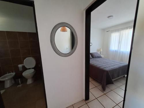 sypialnia z łóżkiem, lustrem i toaletą w obiekcie Ventanas de la Patagonia 3 w mieście Esquel
