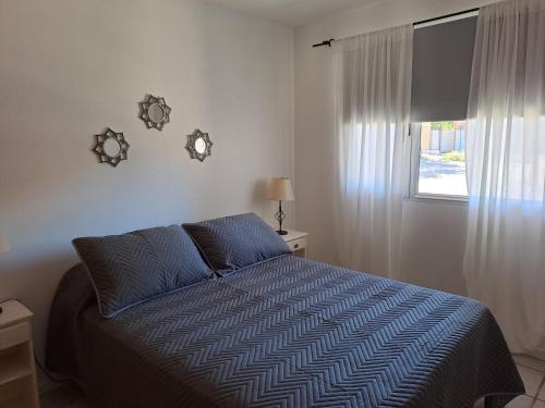 a bedroom with a bed and a window at Ventanas de la Patagonia 3 in Esquel