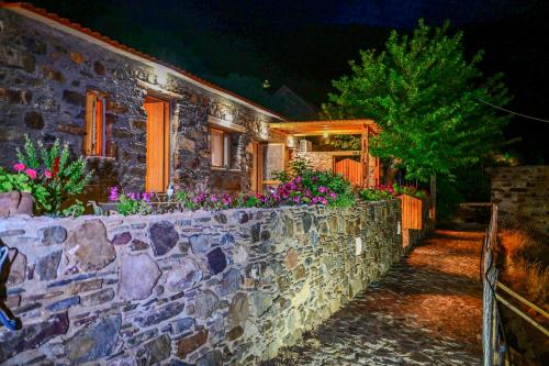 Κήπος έξω από το Traditional Stone House with Mountain & Sea Views "KeramotisDream"