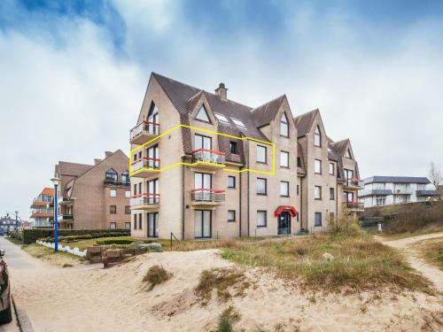 Hawthorn 2-1 centrally located and near the beach
