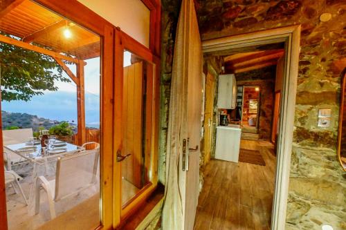 Η κουζίνα ή μικρή κουζίνα στο Traditional Stone House with Mountain & Sea Views "KeramotisDream"