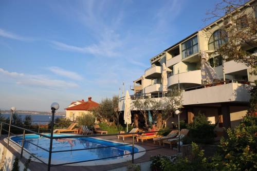 Bazén v ubytování Seaside apartments with a swimming pool Kali, Ugljan - 14116 nebo v jeho okolí