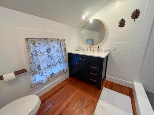 une salle de bain avec un lavabo et un miroir dans l'établissement Cabana Madrid - Port Royal Luxury Rental Close Proximity to Parris Island and The Sands Beach, à Port Royal