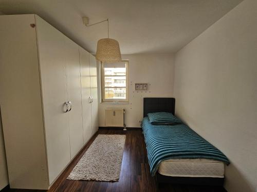 ein kleines Schlafzimmer mit einem Bett und einem Fenster in der Unterkunft Übernachten Sie im wunderschönen Weiden in Köln