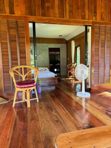 een woonkamer met een ventilator en een slaapkamer bij COCO Canopy Boutique Resort in Ko Jum