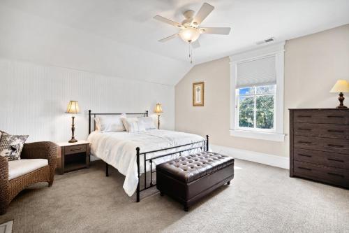 Ένα ή περισσότερα κρεβάτια σε δωμάτιο στο Centrally located - Downtown Beaufort