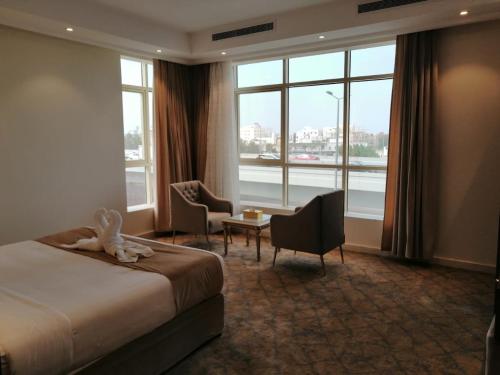 a hotel room with a bed and a large window at درة العروس للوحدات السكنية المفروشة in Jeddah
