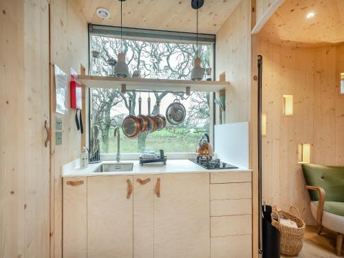 cocina con fregadero y ventana en The Treehouse Caerlaverock - Uk45028, en Carsethorn