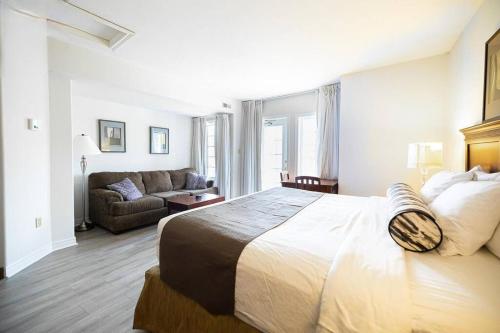 1 dormitorio con 1 cama grande y sala de estar en Relax & Rejuvenate at 2BR Retreat with Pool & Gym en Shanty Bay