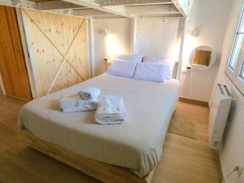 a bedroom with a large bed with towels on it at Apartamento Maribel a pie de pista in Sierra Nevada