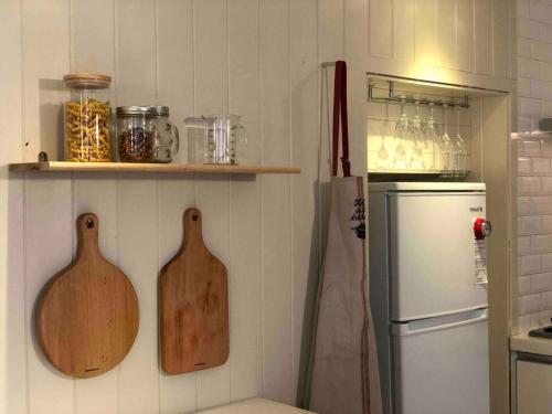 eine Küche mit Holzschnitttafeln und einem Kühlschrank in der Unterkunft Seoul Kyeongbokgung Stay in Seoul