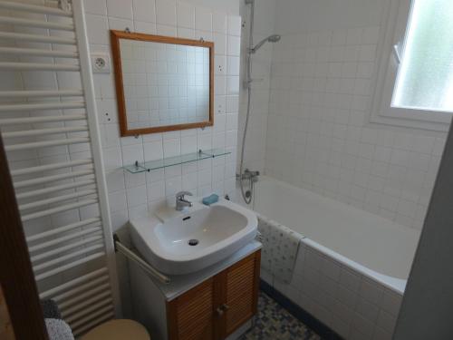Kúpeľňa v ubytovaní Maison Notre-Dame-de-Monts, 3 pièces, 4 personnes - FR-1-540-248