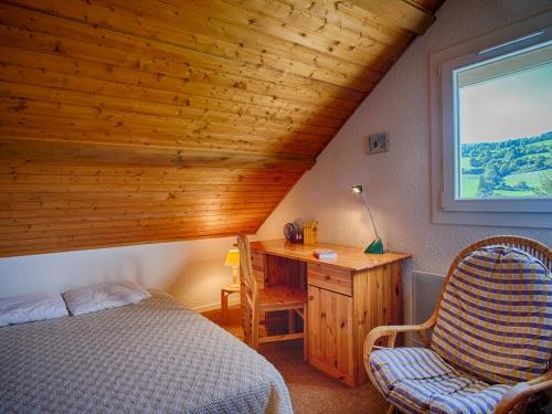 een slaapkamer met een bed, een bureau en een stoel bij Appartement Corrençon-en-Vercors, 3 pièces, 6 personnes - FR-1-761-28 in Corrençon-en-Vercors