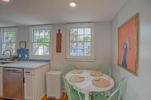 Kuchyň nebo kuchyňský kout v ubytování Sea Glass Cottage on Duke - Three Bedrooms Downtown Beaufort