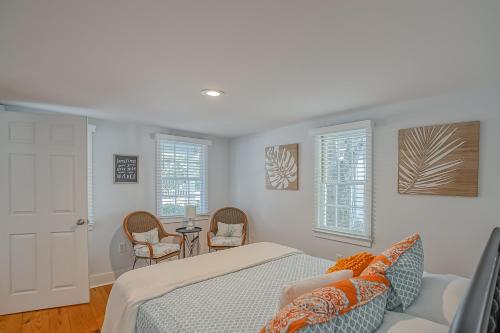 Postel nebo postele na pokoji v ubytování Sea Glass Cottage on Duke - Three Bedrooms Downtown Beaufort
