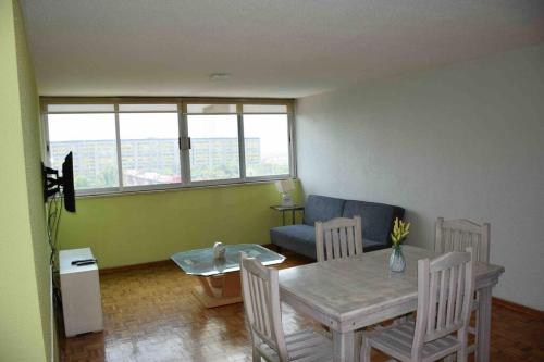 a living room with a table and a couch at Depto Espacioso con hermosa vista a min del Centro Histórico de la Cdmx in Mexico City