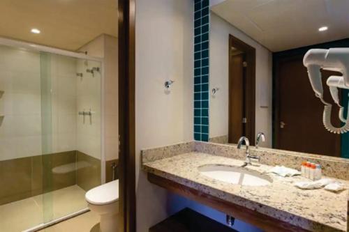 uma casa de banho com um lavatório, um WC e um chuveiro em Suite Deluxe Enjoy Solar- 5 pessoas em Olímpia