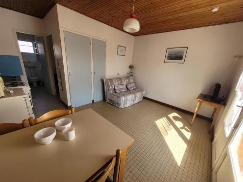Fotografia z galérie ubytovania Charmante maison en forêt près de la plage, terrasse, parking, animaux acceptés - 4 pers - FR-1-540-228 v destinácii Notre-Dame-de-Monts
