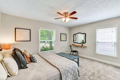 1 dormitorio con 1 cama y ventilador de techo en Pecan Hill House en Waco