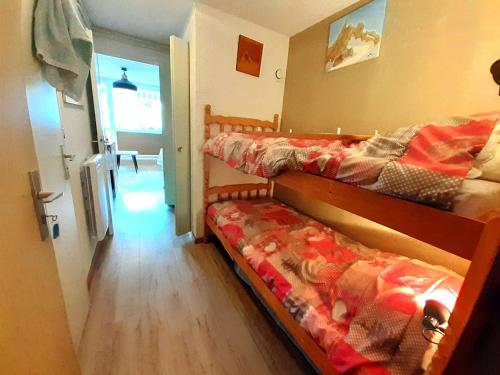 - une chambre avec 2 lits superposés et un couloir dans l'établissement Studio cosy 4 pers, balcon, ascenseur, garage, Saint-Lary-Soulan - FR-1-457-330, à Saint-Lary-Soulan