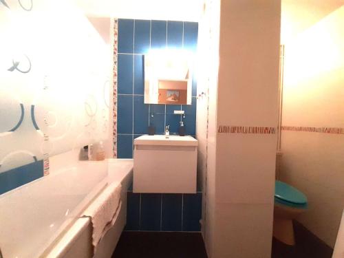 une salle de bain avec une baignoire et un lavabo et une baignoire dans l'établissement Studio cosy 4 pers, balcon, ascenseur, garage, Saint-Lary-Soulan - FR-1-457-330, à Saint-Lary-Soulan