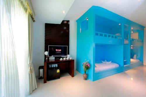 Camera blu con letto e TV di Suan Sai Yok Resort a Sai Yok