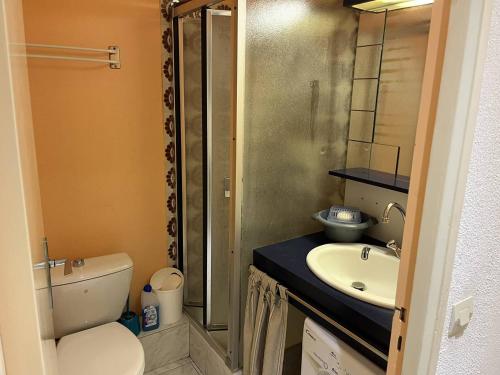 une petite salle de bain avec toilettes et lavabo dans l'établissement Appartement Climatisé avec Parking à 500m de la Plage pour Vacances Familiales - FR-1-749-30, au Cap d'Agde