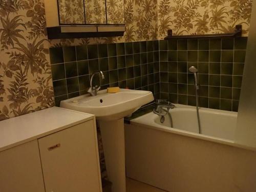 een badkamer met een wastafel en een bad bij Appartement Cabourg, 3 pièces, 7 personnes - FR-1-465-103 in Cabourg