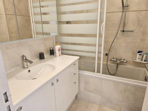 Koupelna v ubytování Beau T3 aux Issambres avec piscine, climatisation et garage - FR-1-768-58