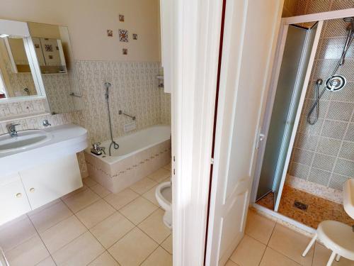 une salle de bain avec une baignoire, un lavabo et des toilettes dans l'établissement Agréable 3P à Menton avec Balcon, Parking Privé et Proche Plages - FR-1-196-347, à Menton