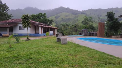 une maison avec une piscine dans une cour dans l'établissement Chácara Moreira's, à Barra do Turvo