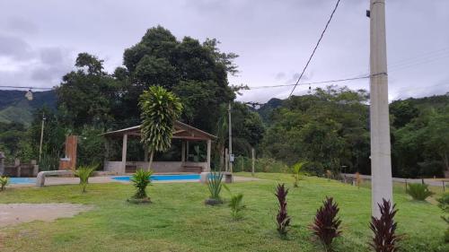 - un jardin avec un pavillon au milieu d'un parc dans l'établissement Chácara Moreira's, à Barra do Turvo